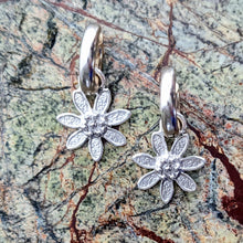 Load image into Gallery viewer, Flower Power Earrings